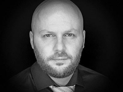 Fotograf Michael Schalansky in einem ausdrucksstarken Porträt. Sein intensiver Blick und seine lebendige Mimik erzählen von echter Leidenschaft und meisterhaftem Können – die er in jedes einzelne Fotoshooting mit Herzblut einbringt.